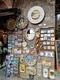 jeden zo stánkov so suvenírmi