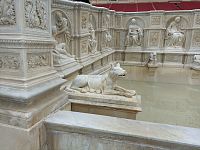 fontána má niekoľko sôch vlkov symbolizujúcich vlčicu, ktorá odchovala zakladateľov Ríma Romula a Rema