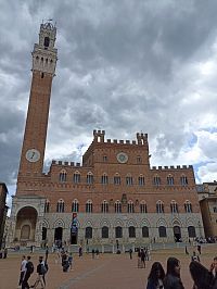 radnica a kaplnka z roku 1348 pripomínajúca mor v meste v roku 1348