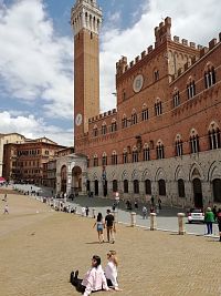 v blízkosti radnice a takmer 100 metrovej veže