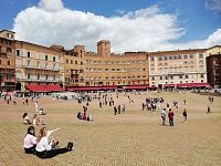 sediacich na námestí je nás viac