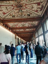 najskôr sme sa ocitli v galérii s krásnym stropom a množstvom sôch, nechýbali ani lavičky