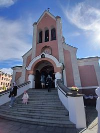 nad vchom je nika s obrazom sv. Goraza a nad ním ikona Bohorodičky Jeruzalemskej