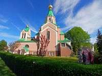 kostol so záhradou a veľkým vajíčkom určeným asi k fotografovaniu
