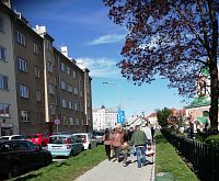 veriaci prichádzajú s paskami