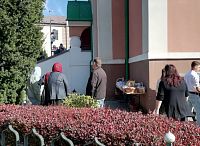 pasky ukladajú pri kostole