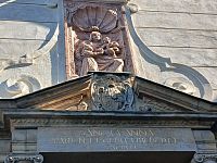 výzdoba nad vstupným vchodom