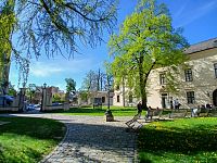 areál pred múzeom, ľudia posedávajú na lavičkách