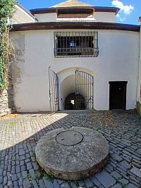 vchod do krytého schodiska