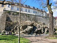 tu pri hradbách sa naša veľkonočná prechádzka parkom končí