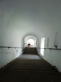 kryté schodište, pripomínalo mi schodisko v Trenčíne