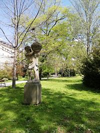 jedna z dvoch sôch v blízskosti hradieb