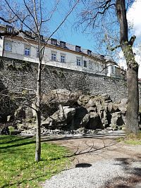 umelý vodopád z roku 1965, zatiaľ bez vody, opäť funguje od roku 2022