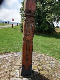 drevený totém neďaleko rozhľadne