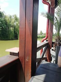 pohľad z terasy na miestny rybník