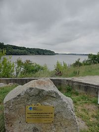 pamätník a sútok Váh-Dunaj