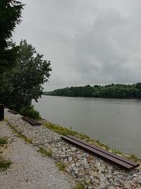 lavičky k oddychu, či pozorovaniu rieky Váh