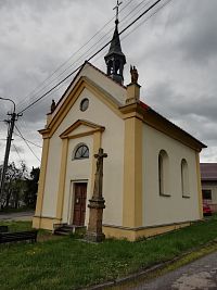 v hornej časti kaplnky sú sochy sv. Václava a sv. Jána Nepomuckého a na streche malá vežička