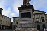 umiestnenie reliufu pod sochou Garibaldiho