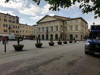 menšie Ľaliové námestie so sochou Garibaldiho a budovaou divadla