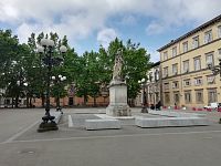 budova a socha na Napoleonovom námestí