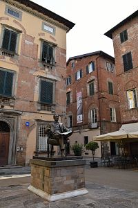 socha a budova múzea, kde sa v byte tohto domu 22.12.1858 narodil Giacomu Puccini