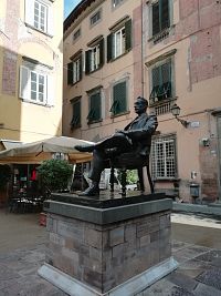socha elegána Pucciniho na Piazza Cittadella