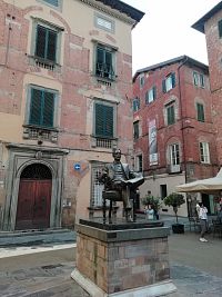 socha a dom, v ktorom sa Puccini narodil