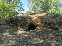 jeden z vchodov do groty