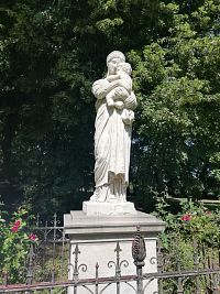 jedna z mála sôch, ktorá zostala v parku