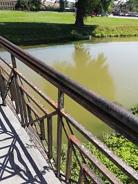 pohľad na potok z mostíka