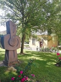 socha a záhradný domček