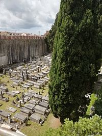 pohľad z hradieb na cintorín