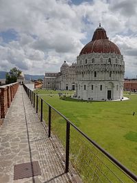 pohľad na Námestie zázrakov s krstiteľnicou( Baptistry San Giovanni ) a katedrálou Nanebovzatia Panny Márie ( Cattedrale Metropolitana Primaziale di Santa Maria Assunta )