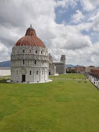 pohľad z hradieb - krstiteľnica, kostol a šikmá veža, všetko pohromade, no proste námestie zázrakov !