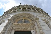 výzdoba nad vchodom do krstiteľnice