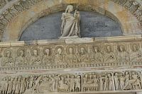 detail - postava nad vchodom