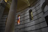 dolné okná s vitrážou