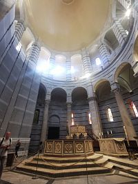 krstiteľnica, za ňou kazateľnica