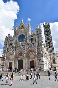 Katedrála Nanebovzatia Panny Márie so 77 m vysokou vežou