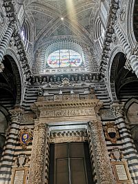 vstupné dvere a rímsa so sochami pápežov a kráľov