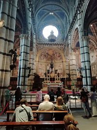 pohľad na hlavný oltár