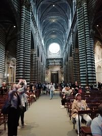 pohľad na náprotivnú stranu, tiež s veľkým kruhovým oknom