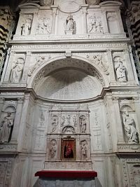 oltár Piccolomini so sochami od Michelangela