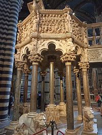 kazateľnica od Nicola Pisana a jeho žiakov