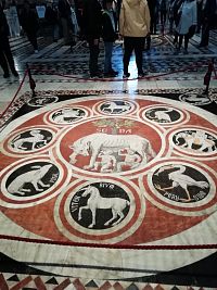 Romulus a Rémus s vlčicou a 8 miest so svojimi emblémami