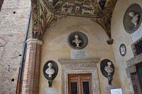 výzdoba v zadnej časti budovy, v átriu