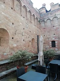 átrium slúži k posedeniu