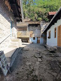 Brhlovce - skalné obydlia - expozícia Tekovského múzea Levice