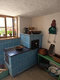 pec v kuchyni a okno s pohľadom na dvor